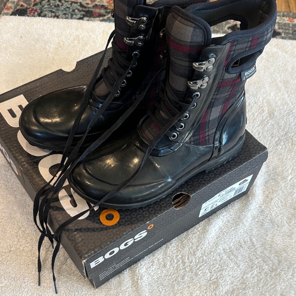 BOGS Women's Black and Burgundy Lace Up Boots